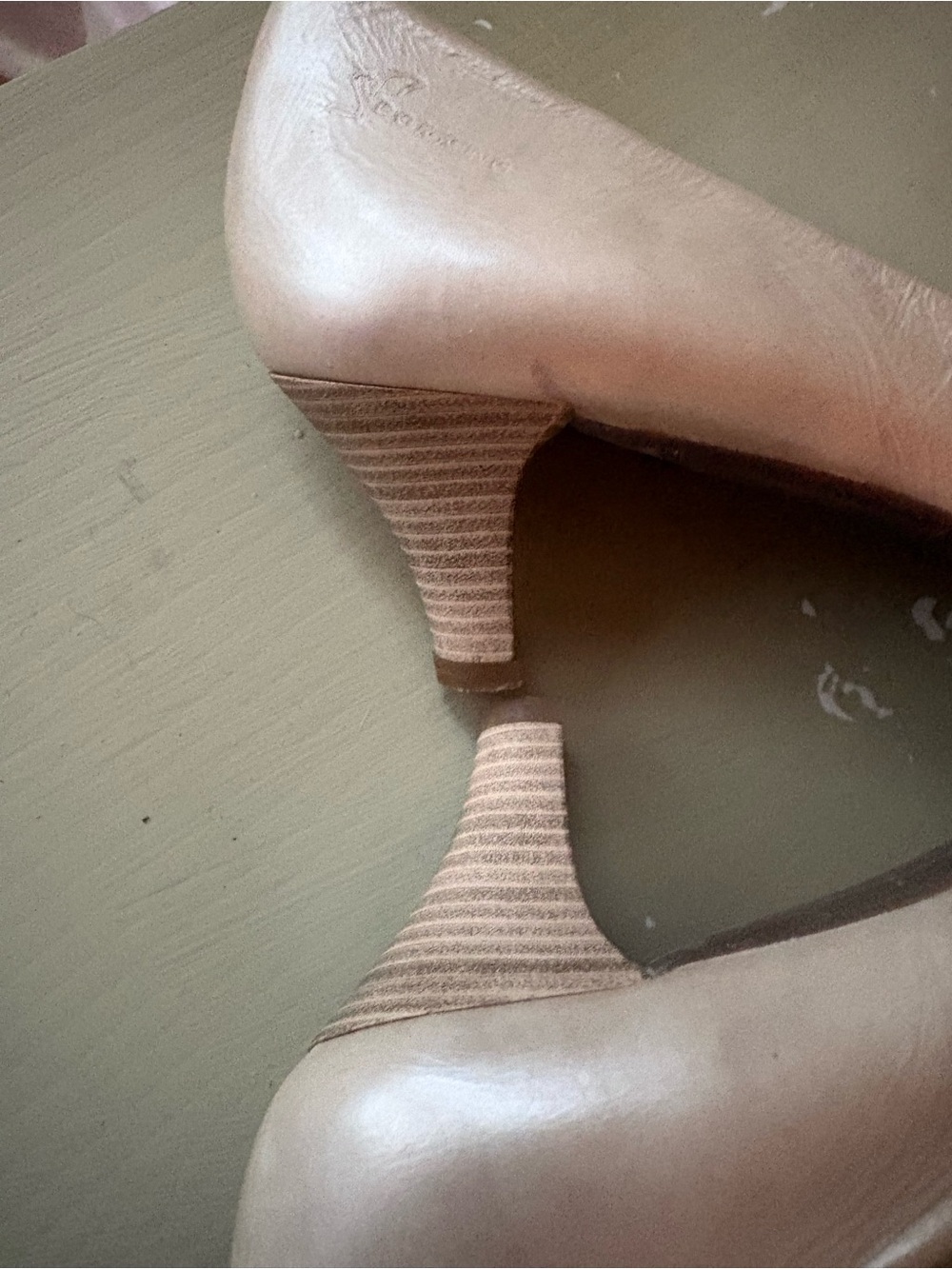 Dorking Women's Low Heel Leather Pumps Pearl sz 39 - Picture 8 of 10